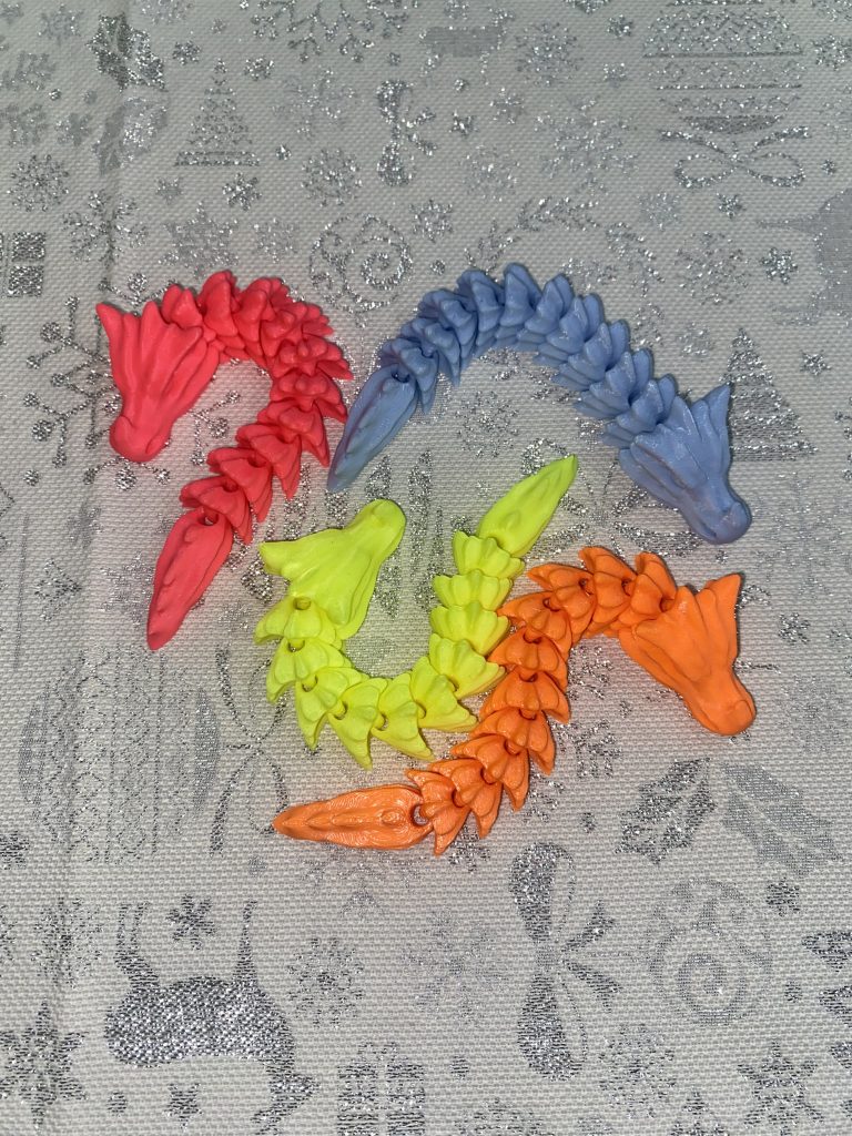 3D Nyomtatott csuklós állatfigurák nyomtatása festése